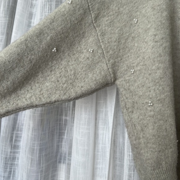 🆑 [4/$20] H&M Grey Pearl Embellished Crew Neck Sweater - Picture 3 of 8